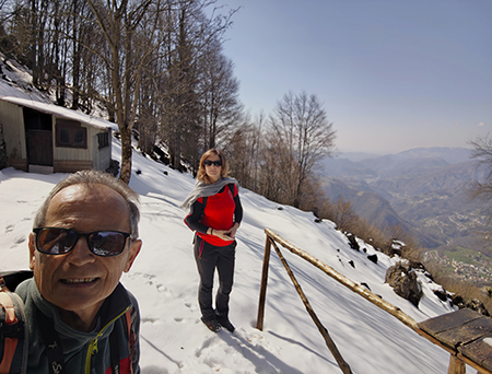 MONTE SUCHELLO (1541 m), fiorito in basso , innevato in alto, da Costa Serina il 19 marzo 2026  - FOTOGALLERY